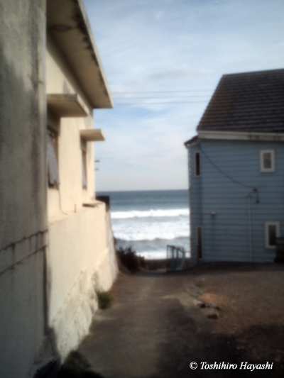 Sea from the alley