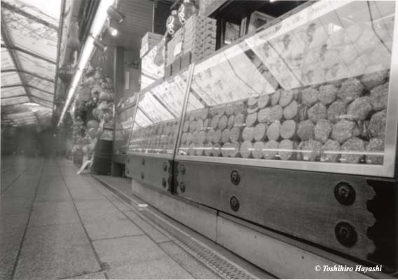 Show windows of rice crackers